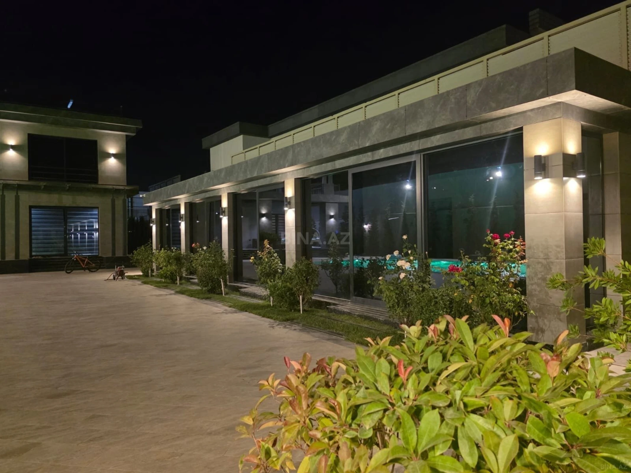 Satılır 8 otaqlı həyət evi 650 m²