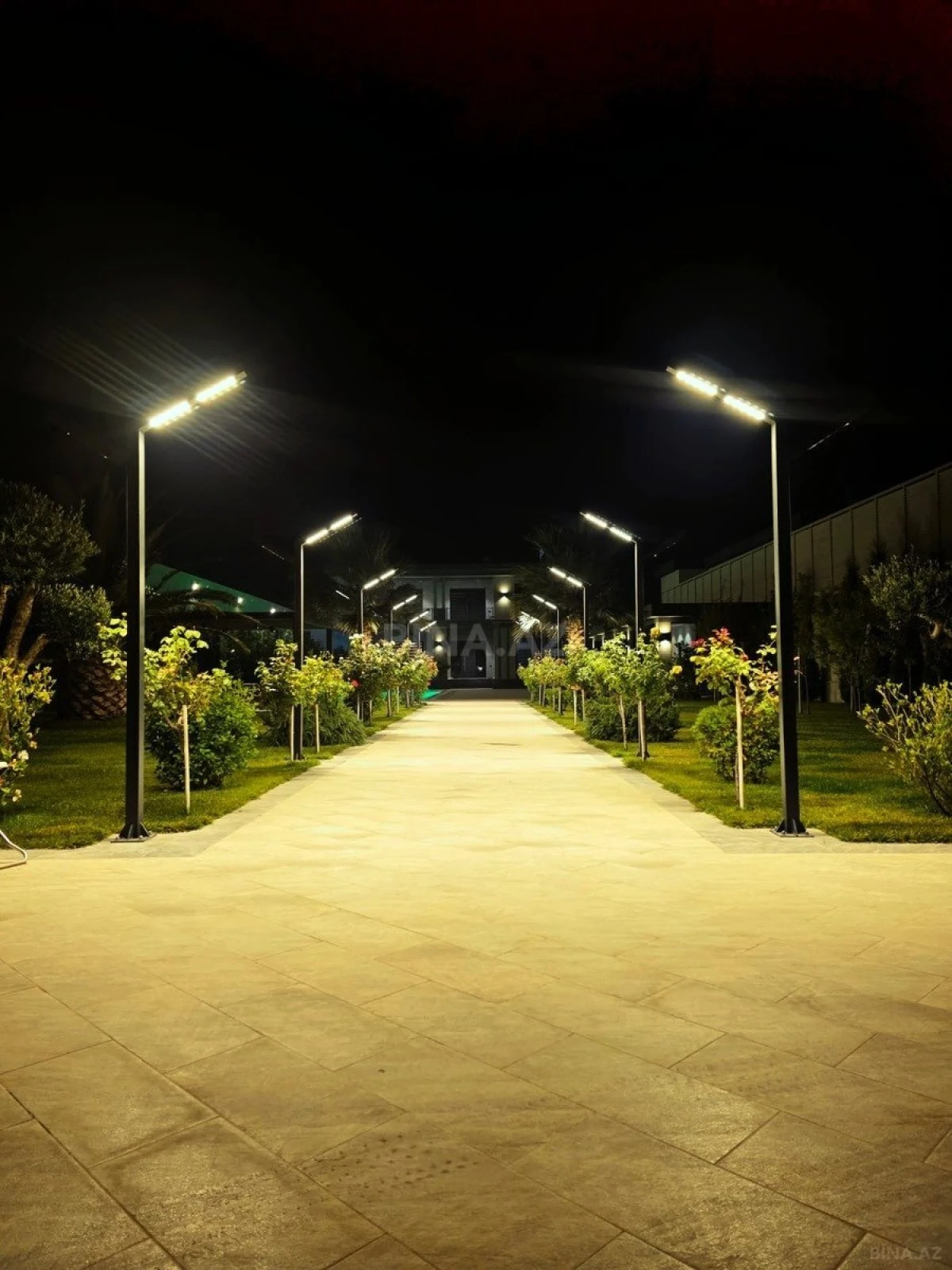 Satılır 8 otaqlı həyət evi 650 m²