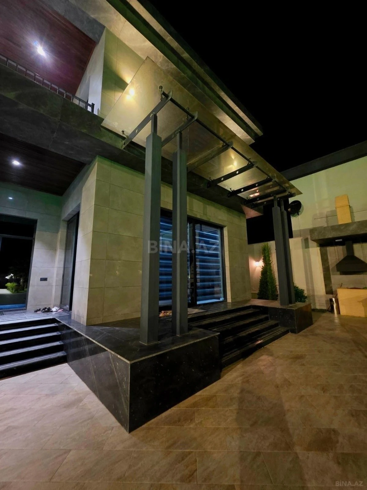 Satılır 8 otaqlı həyət evi 650 m²