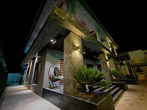 Satılır 8 otaqlı həyət evi 650 m²