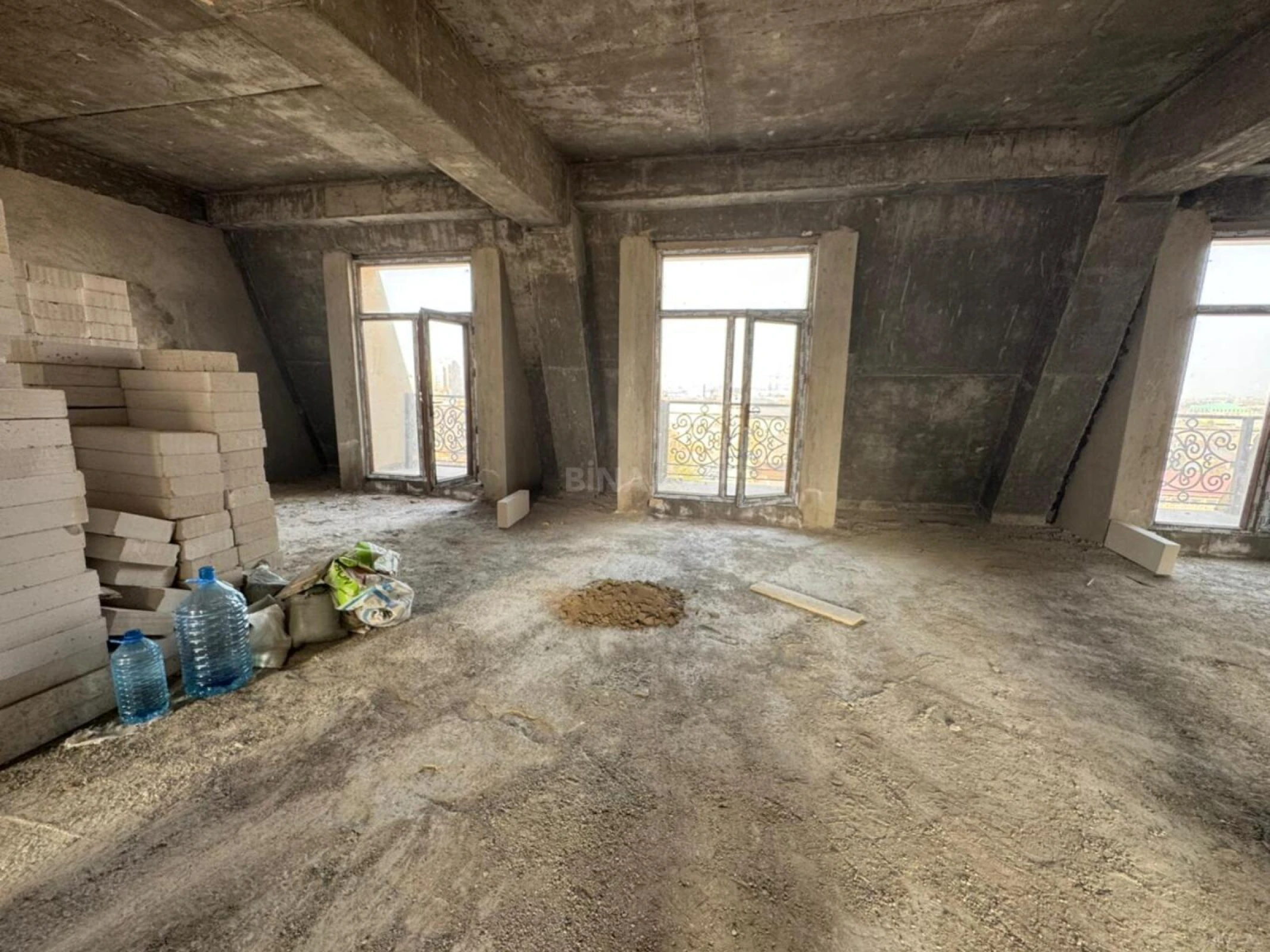 Satılır 4 otaqlı mənzil 180 m²