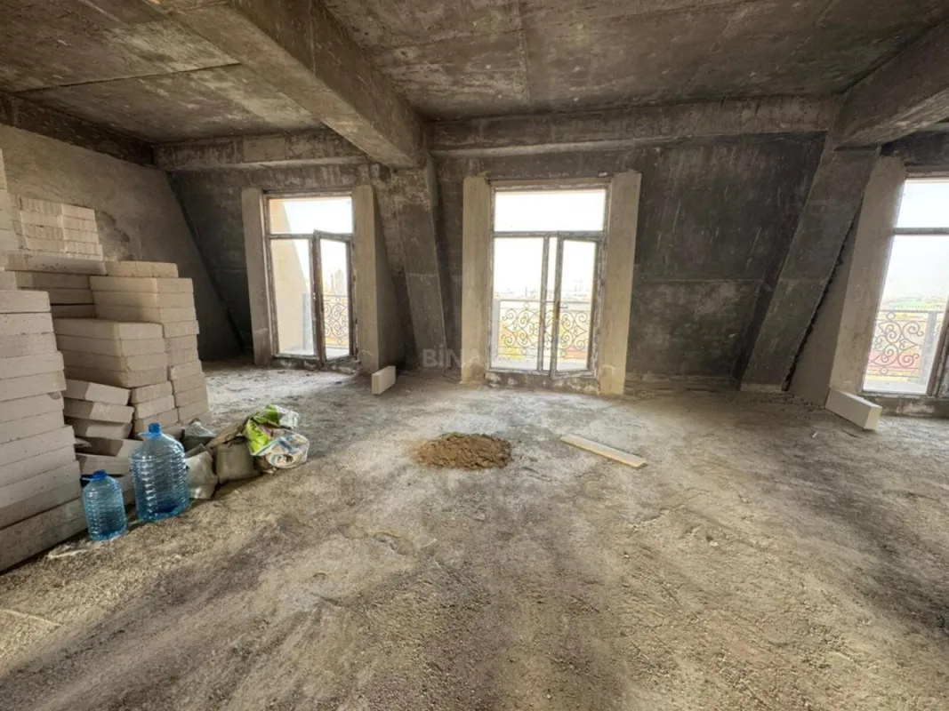 Satılır 4 otaqlı mənzil 180 m²