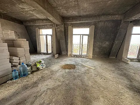 Satılır 4 otaqlı mənzil 180 m²