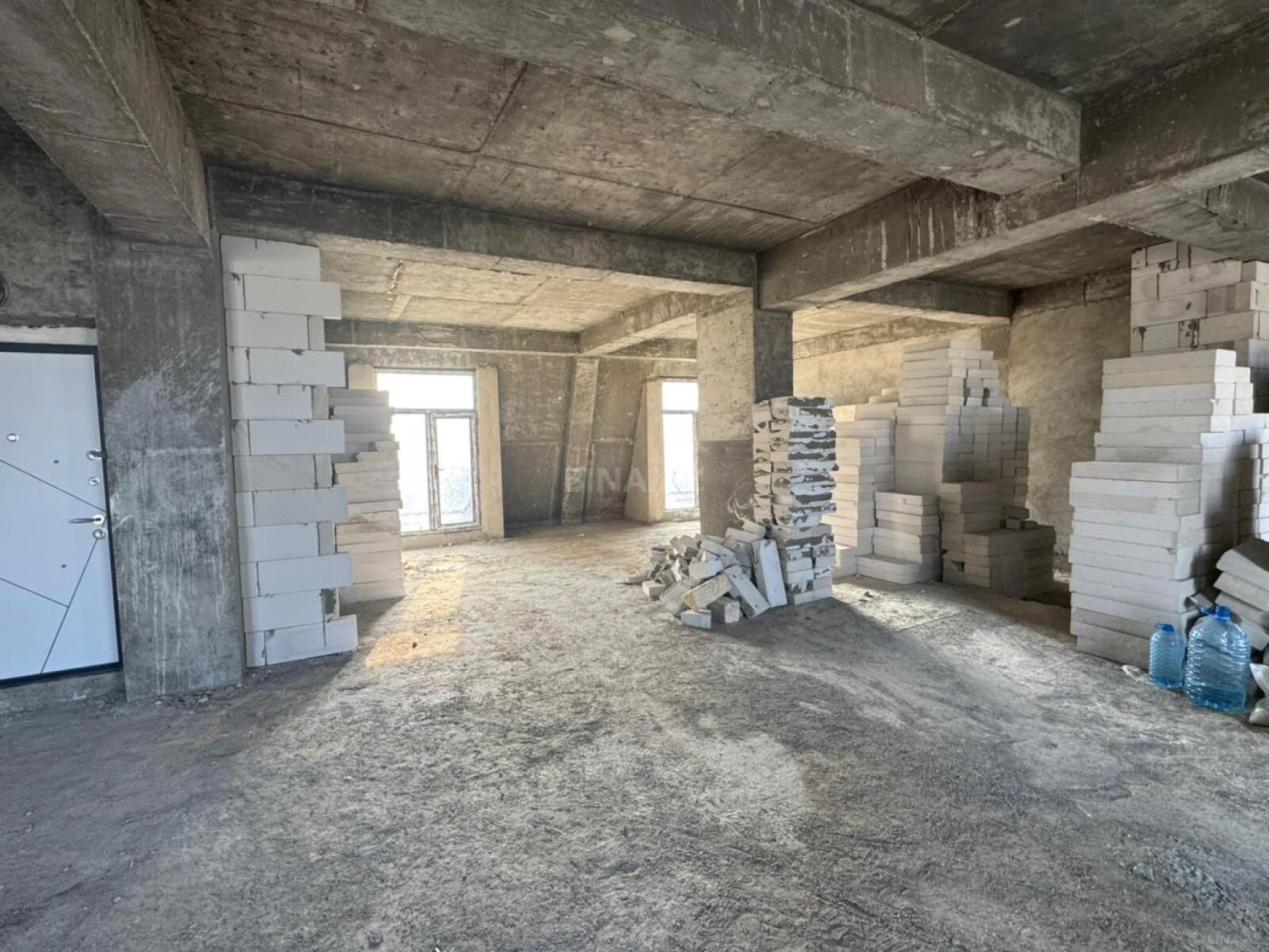 Satılır 4 otaqlı mənzil 180 m²