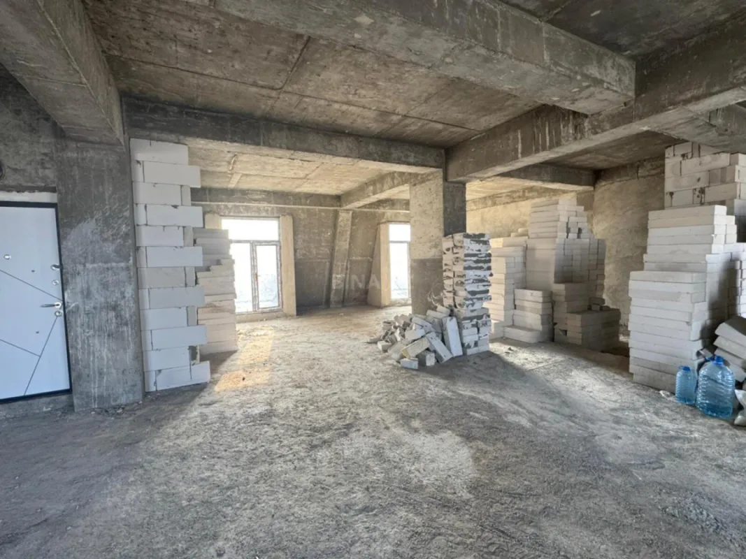 Satılır 4 otaqlı mənzil 180 m²