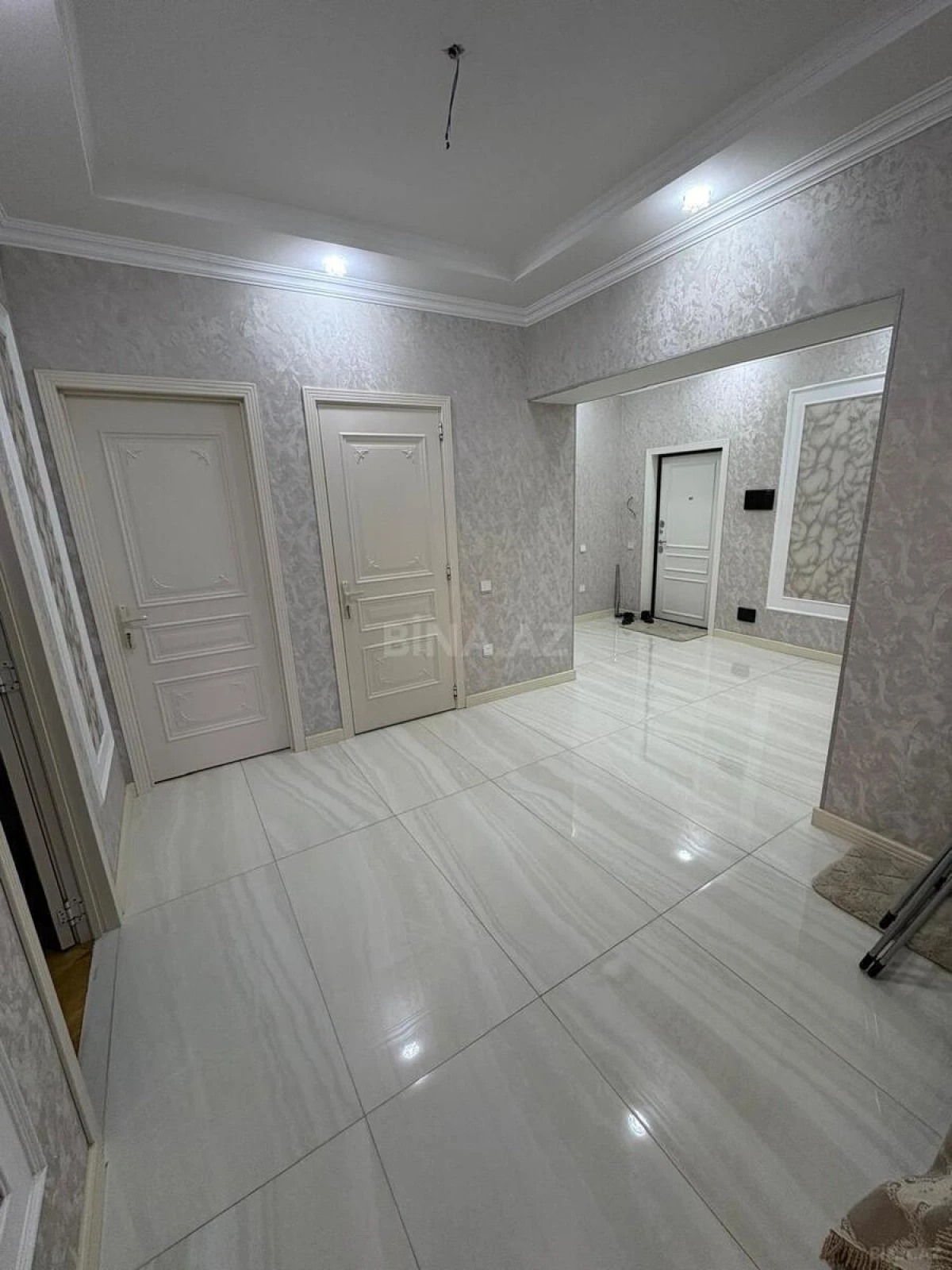 Satılır 3 otaqlı mənzil 132 m²