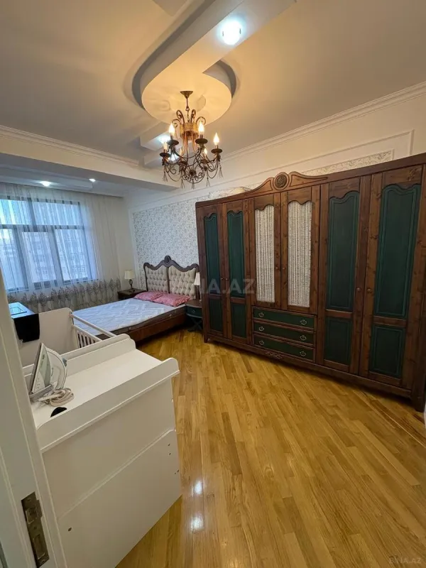 Satılır 3 otaqlı mənzil 132 m²