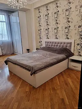 Satılır 4 otaqlı mənzil 121 m²