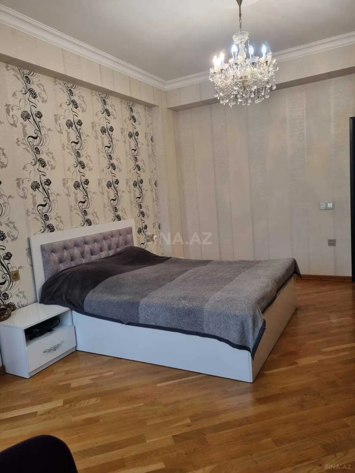 Satılır 4 otaqlı mənzil 121 m²