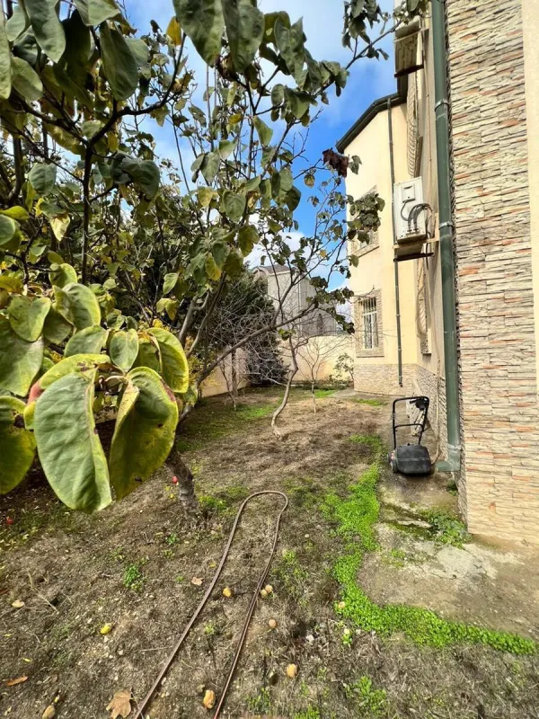 Satılır 6 otaqlı həyət evi 400 m²