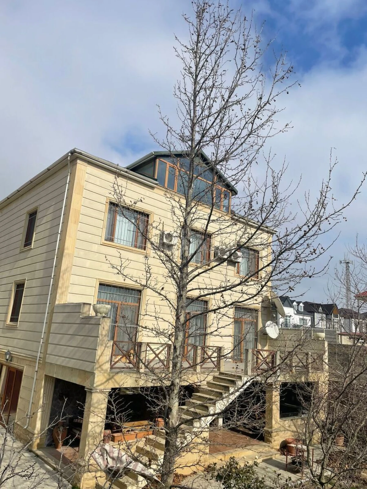 Satılır 6 otaqlı həyət evi 600 m²