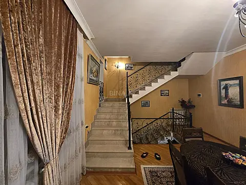 Satılır 6 otaqlı həyət evi 600 m²