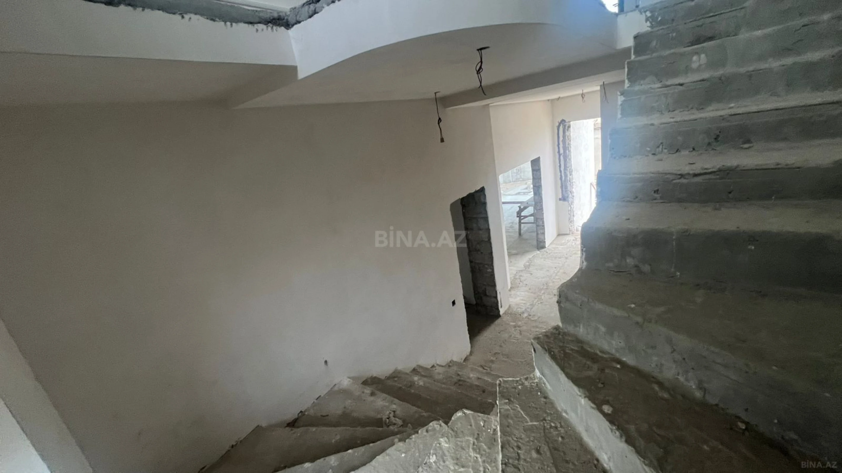 Satılır 6 otaqlı həyət evi 366 m²