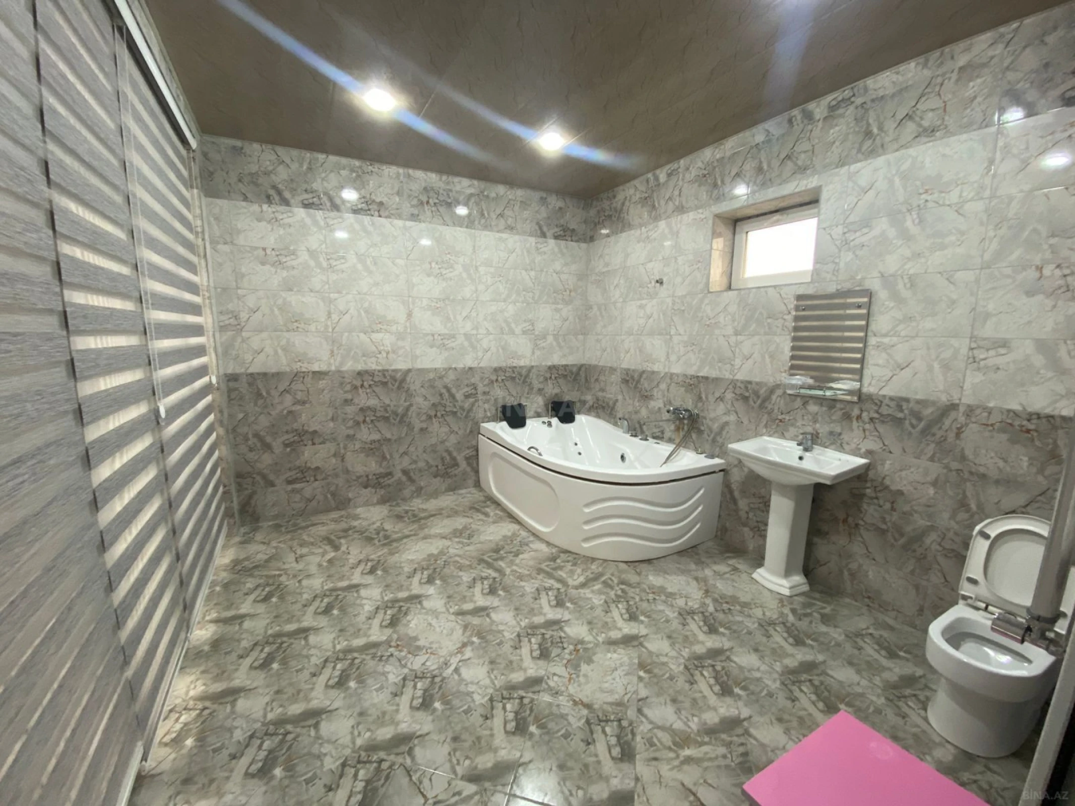Satılır 8 otaqlı həyət evi 300 m²