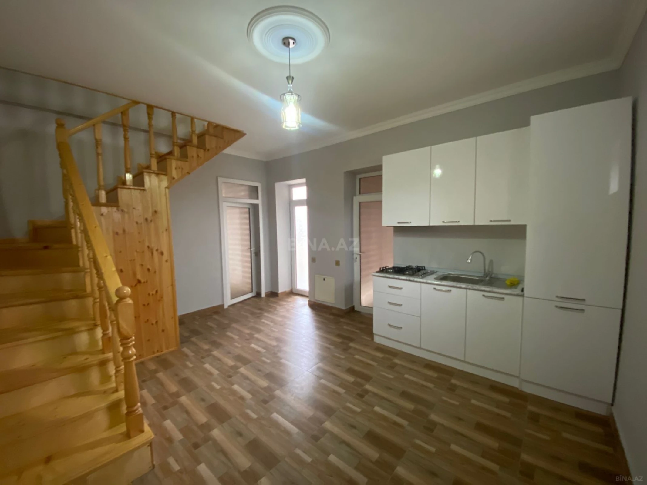 Satılır 8 otaqlı həyət evi 300 m²