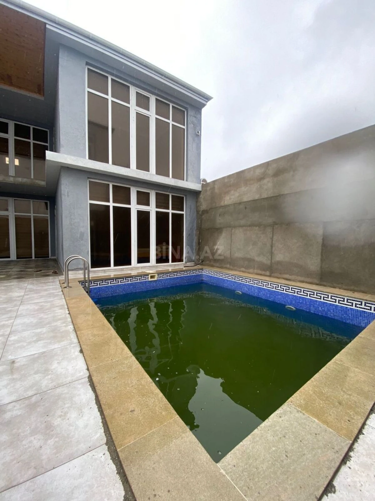 Satılır 8 otaqlı həyət evi 300 m²