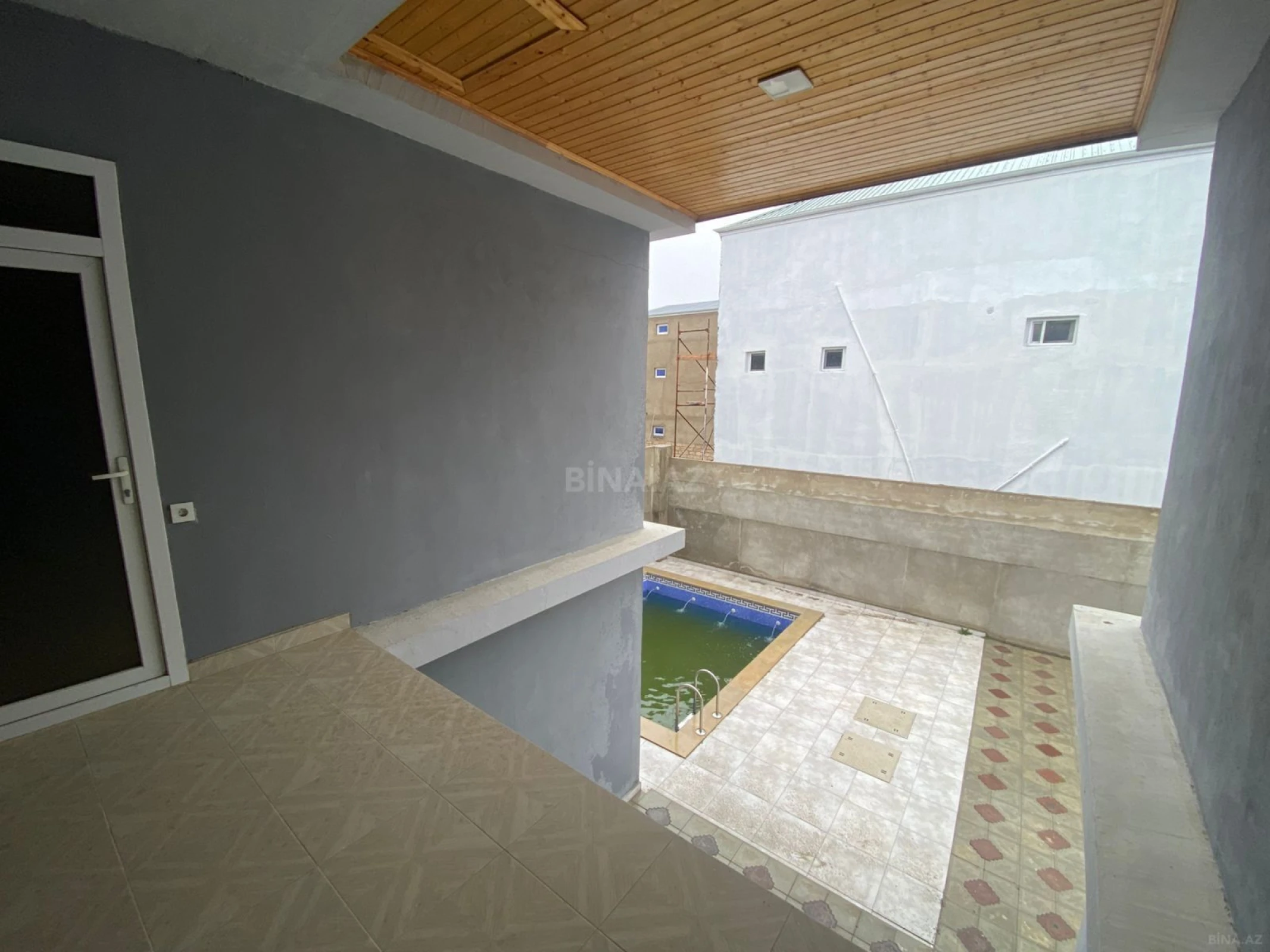 Satılır 8 otaqlı həyət evi 300 m²