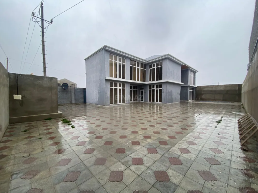 Satılır 8 otaqlı həyət evi 300 m²