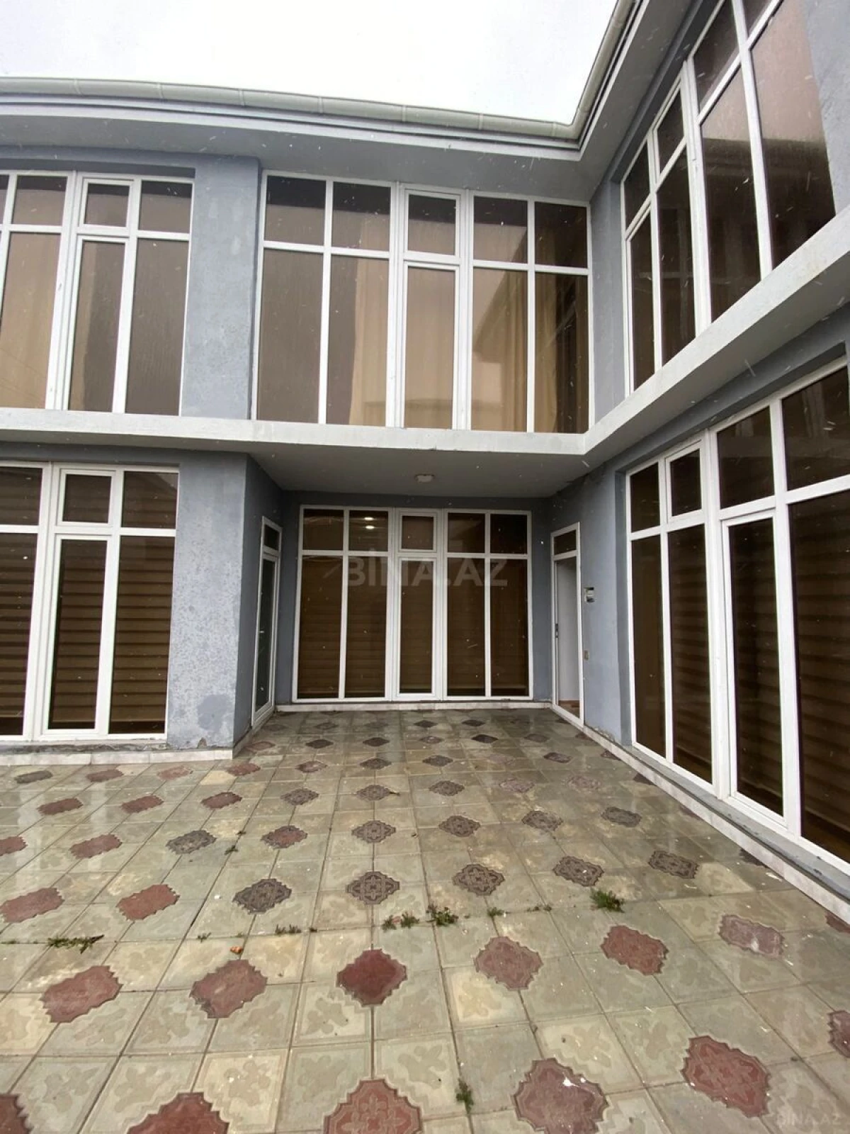 Satılır 8 otaqlı həyət evi 300 m²
