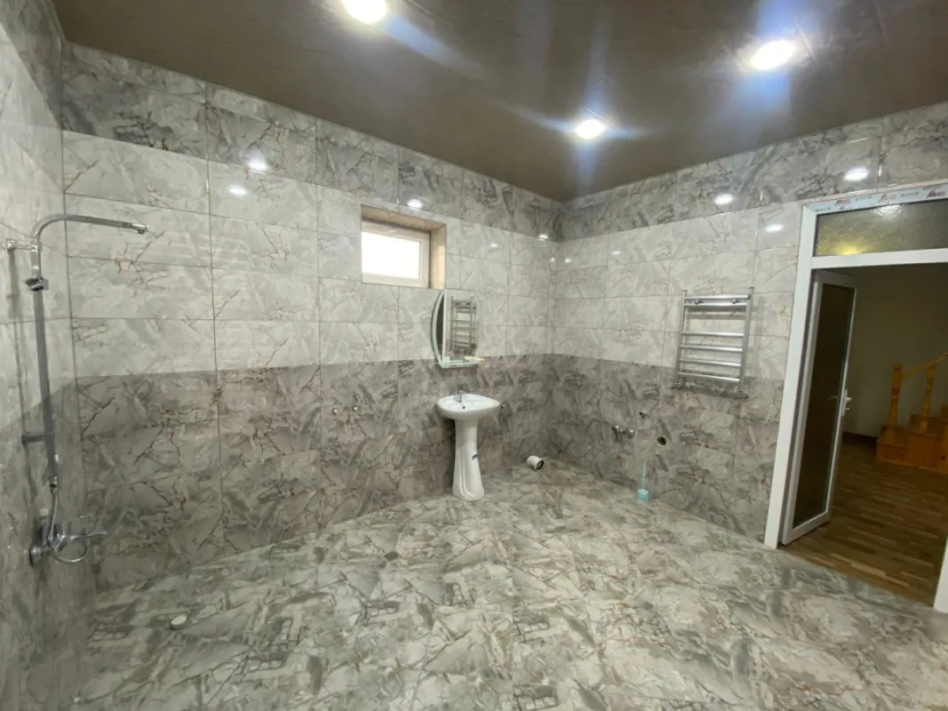 Satılır 8 otaqlı həyət evi 300 m²