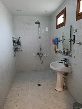 Satılır 5 otaqlı həyət evi 200 m²
