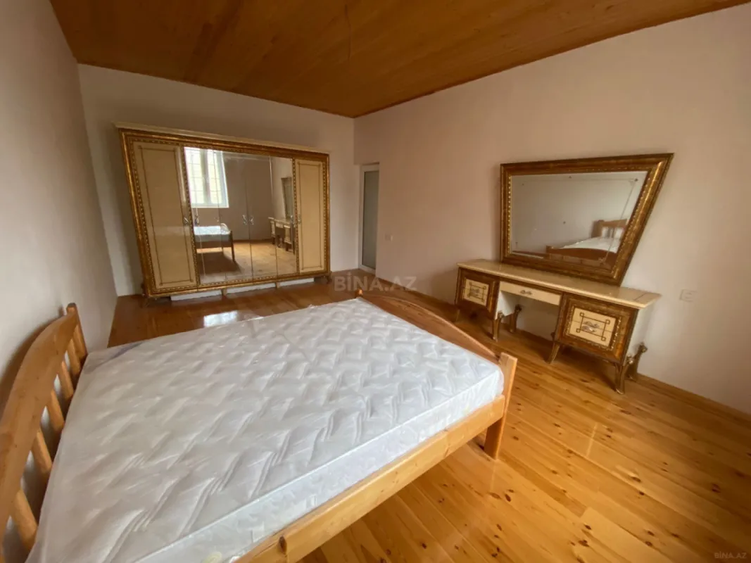 Satılır 11 otaqlı həyət evi 369 m²