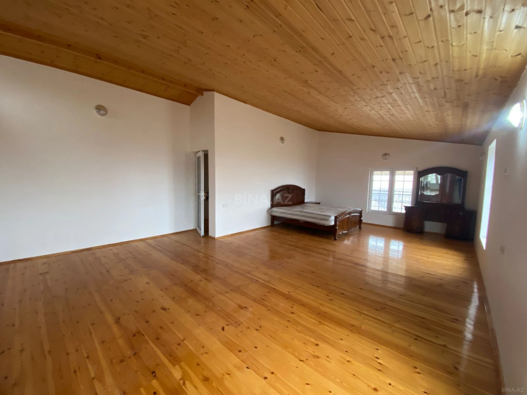 Satılır 11 otaqlı həyət evi 369 m²