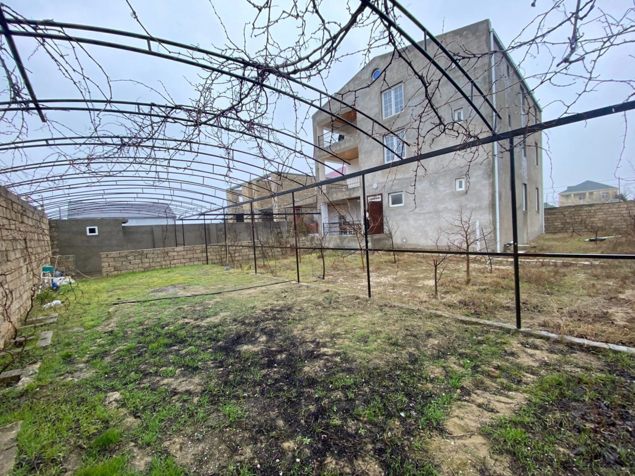 Satılır 11 otaqlı həyət evi 369 m²