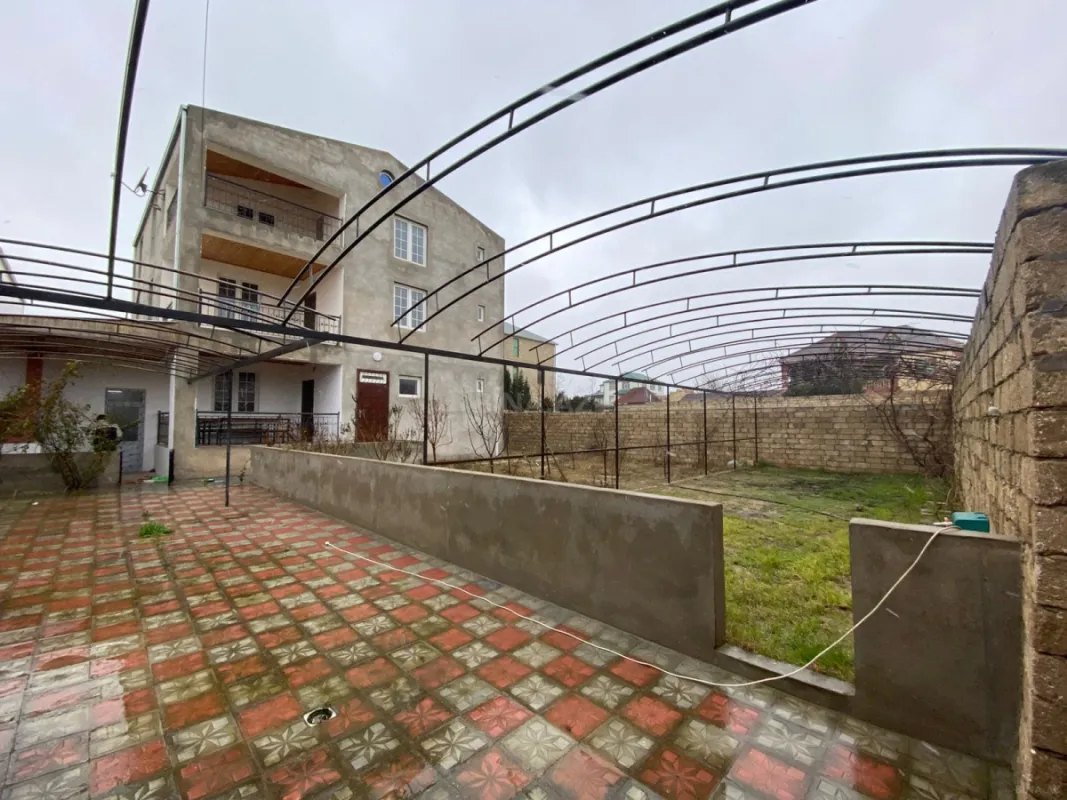 Satılır 11 otaqlı həyət evi 369 m²