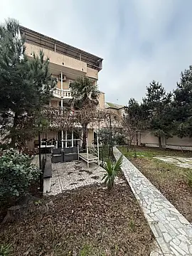 Satılır 9 otaqlı həyət evi 400 m²