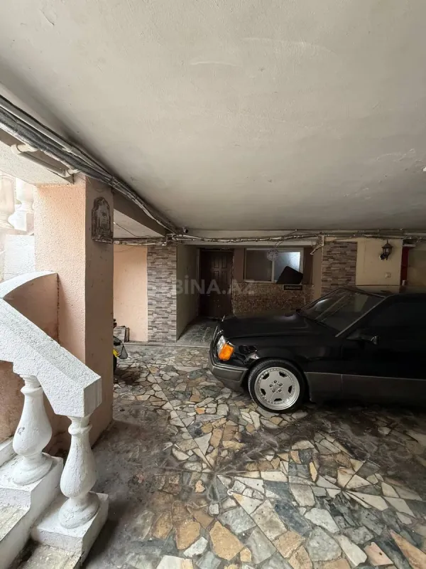 Satılır 9 otaqlı həyət evi 400 m²