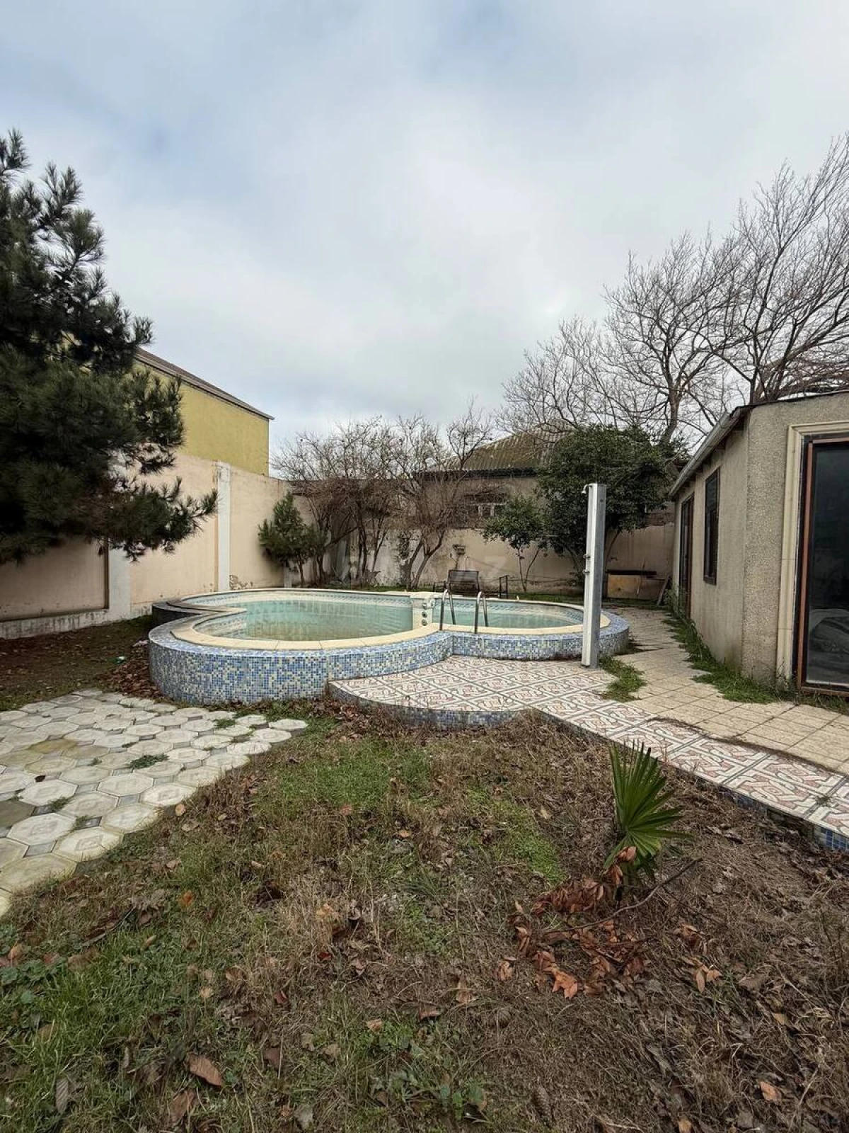 Satılır 9 otaqlı həyət evi 400 m²