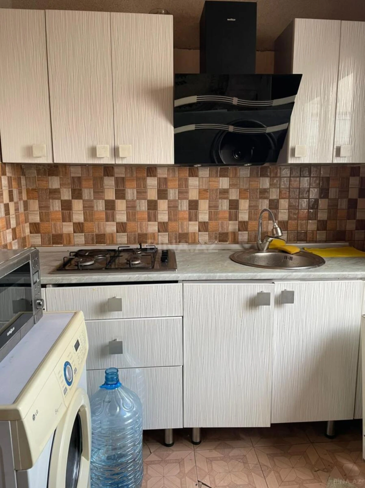 Satılır 9 otaqlı həyət evi 400 m²