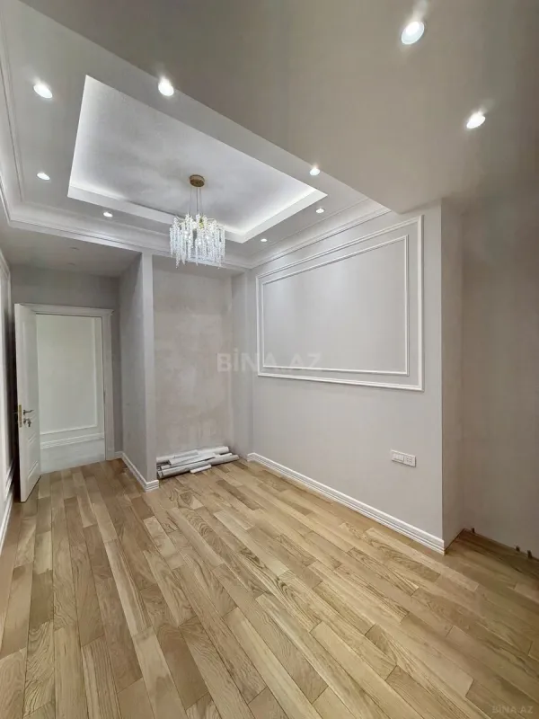 Satılır 4 otaqlı mənzil 180 m²