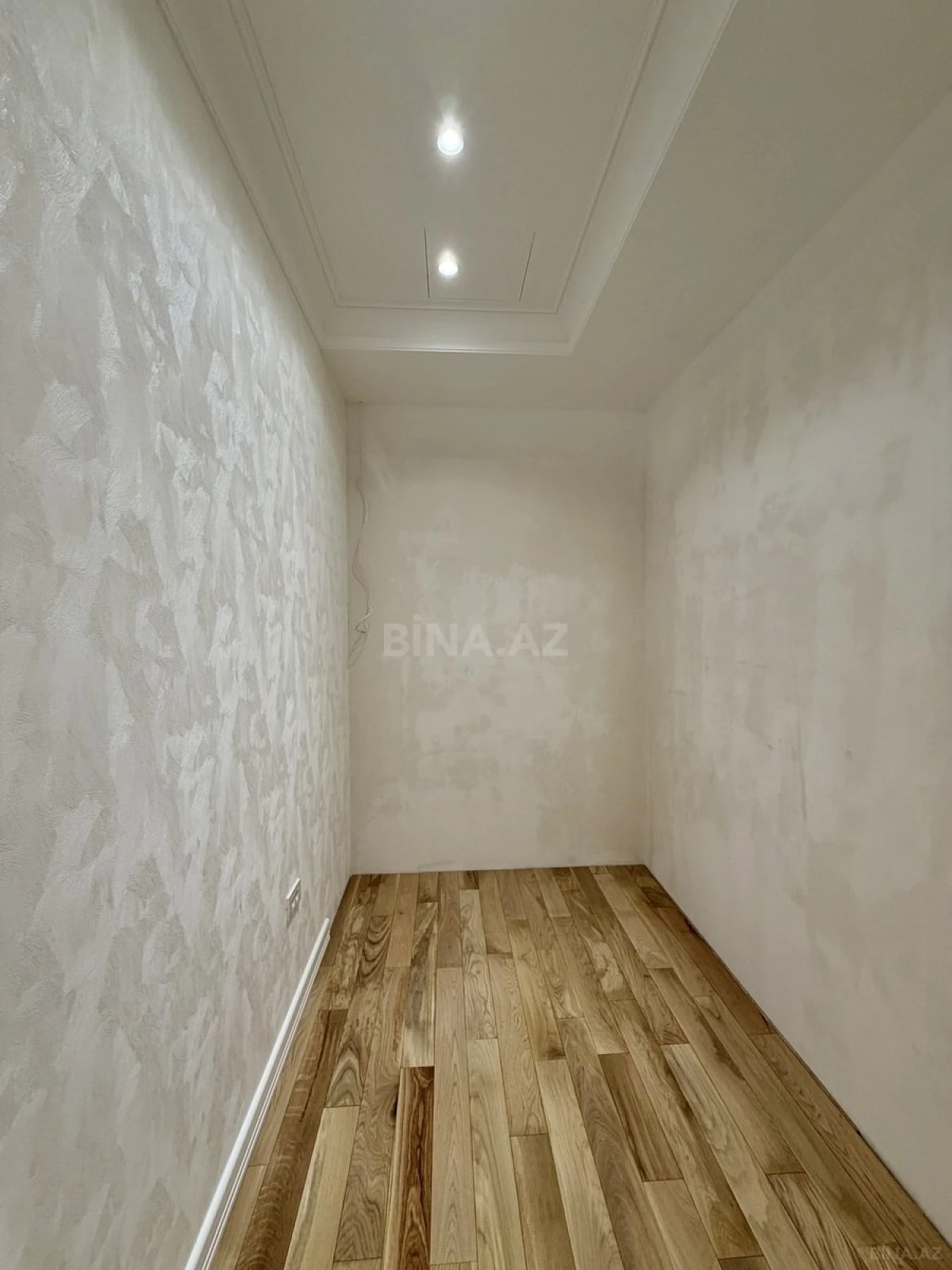 Satılır 4 otaqlı mənzil 180 m²