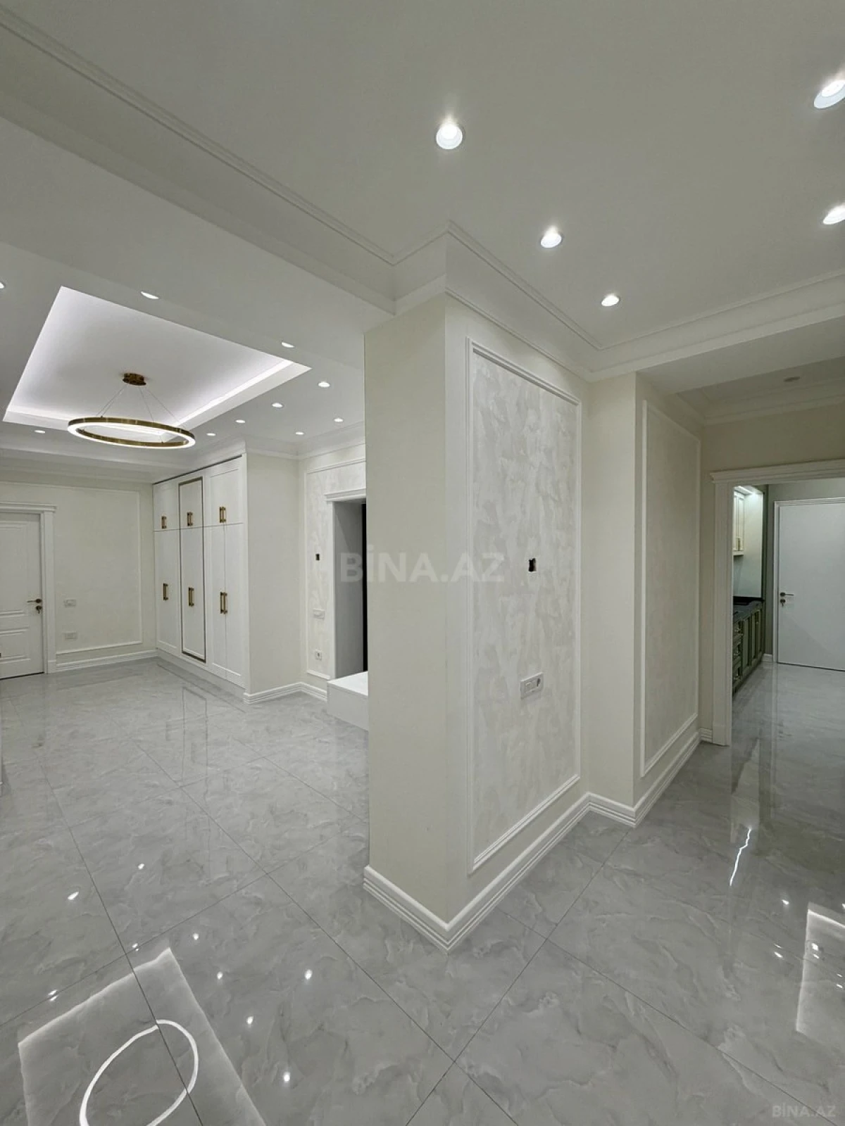Satılır 4 otaqlı mənzil 180 m²