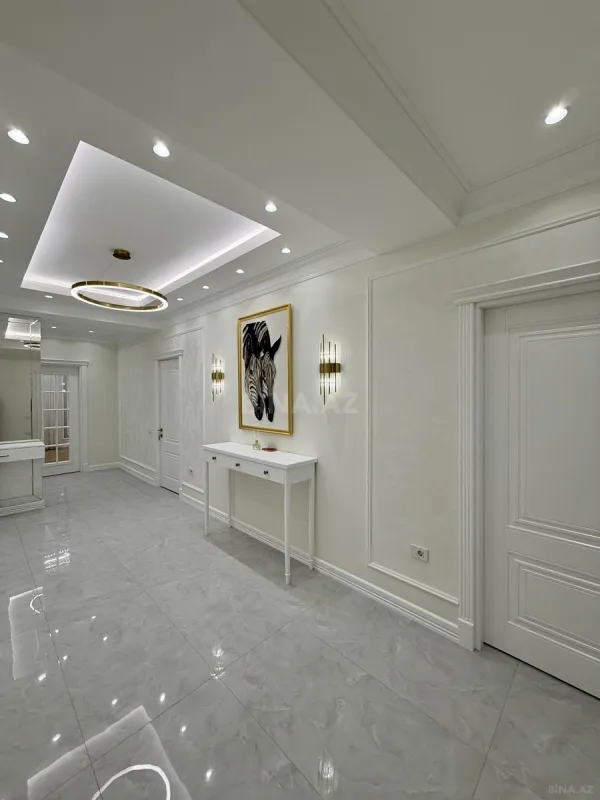 Satılır 4 otaqlı mənzil 180 m²