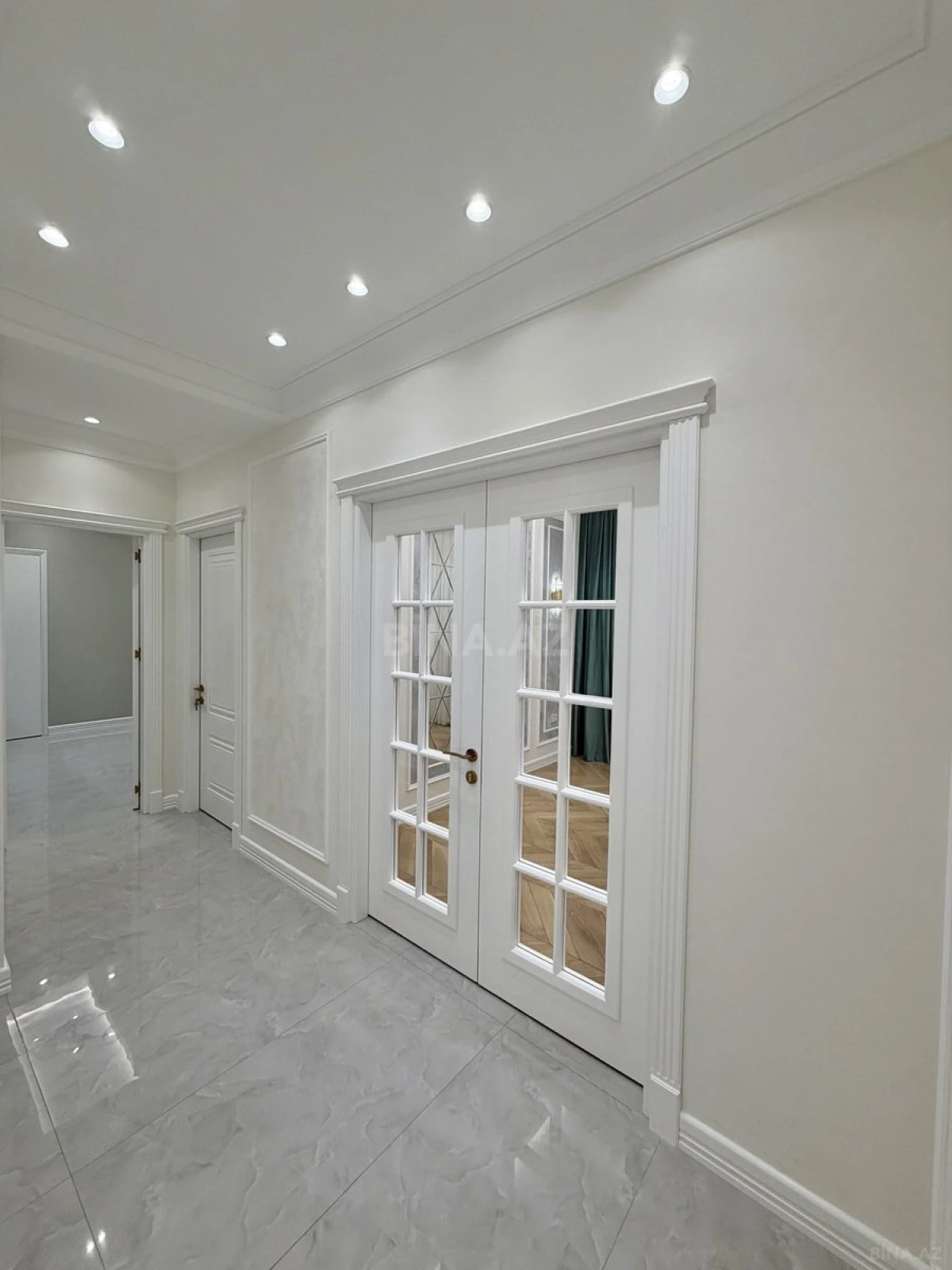 Satılır 4 otaqlı mənzil 180 m²