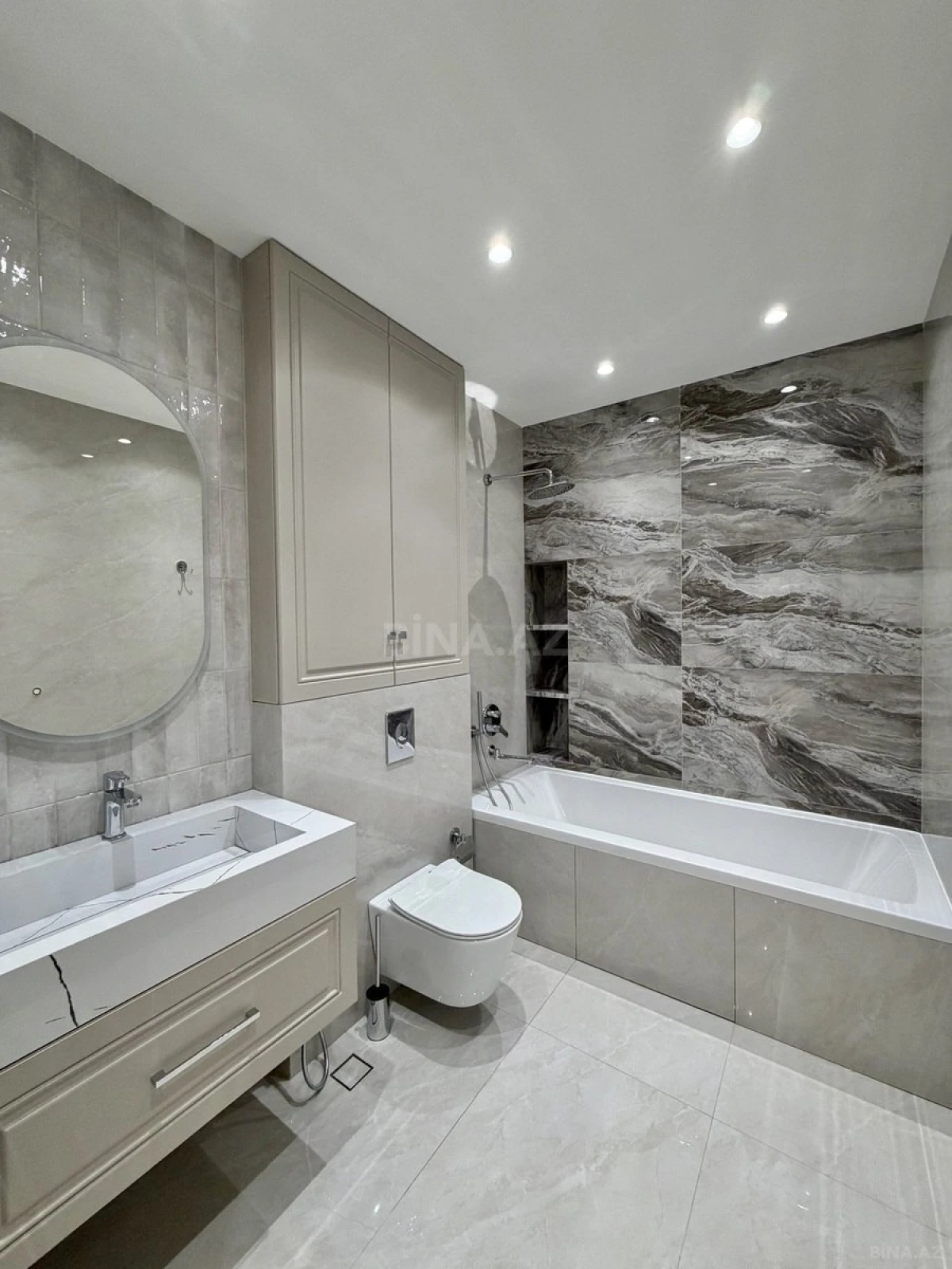 Satılır 4 otaqlı mənzil 180 m²