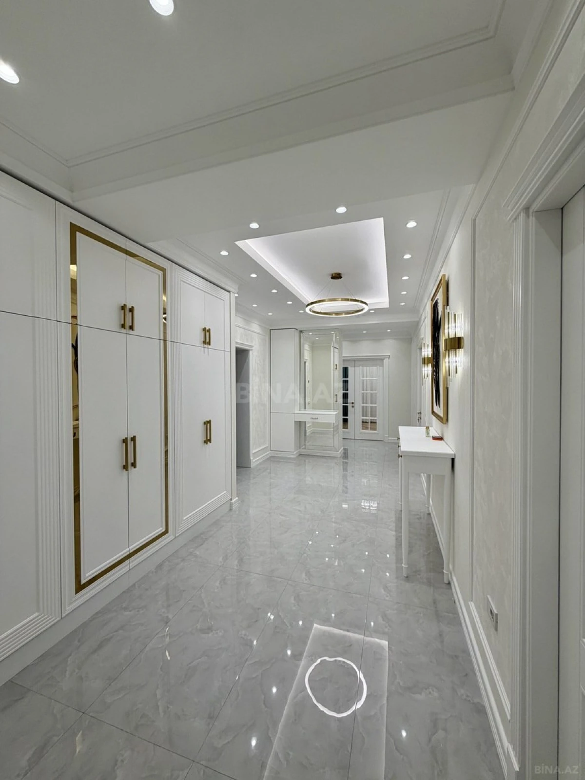 Satılır 4 otaqlı mənzil 180 m²