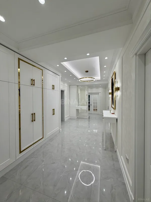 Satılır 4 otaqlı mənzil 180 m²