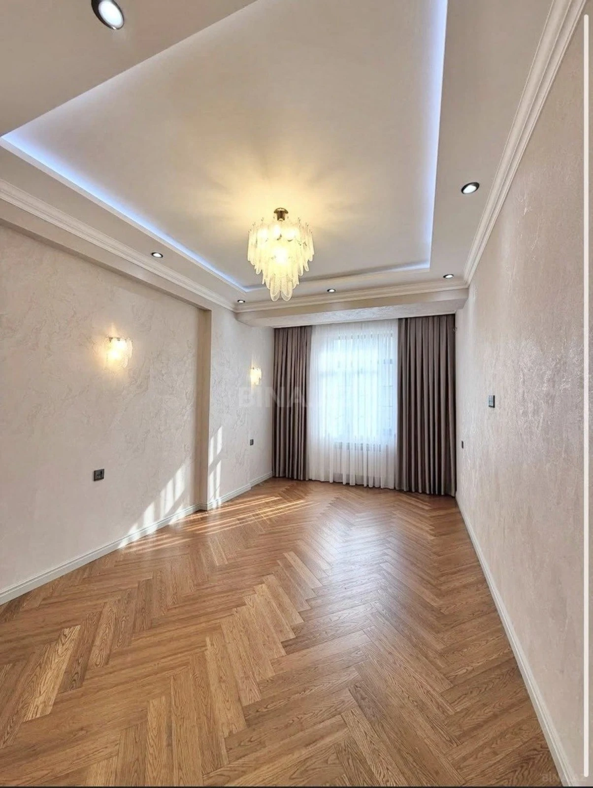 Satılır 3 otaqlı mənzil 140 m²