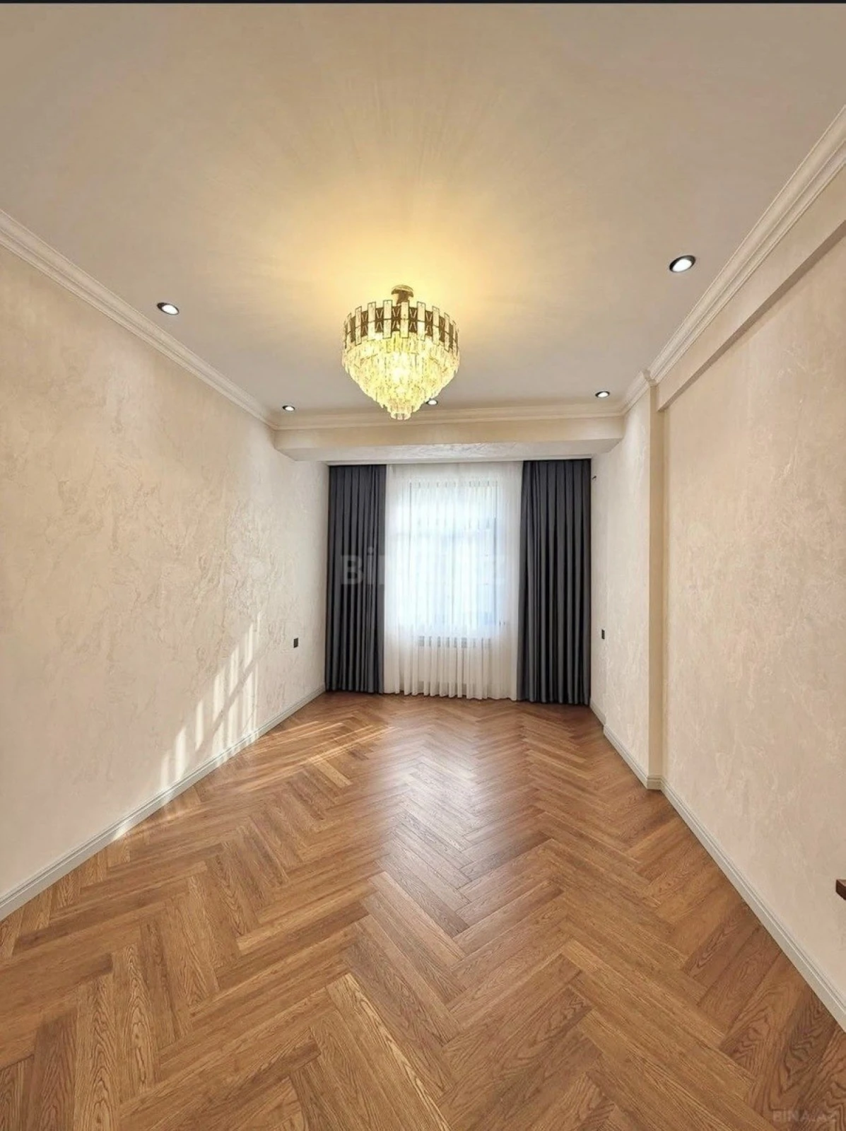 Satılır 3 otaqlı mənzil 140 m²