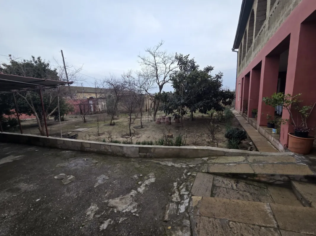 Satılır 9 otaqlı həyət evi 350 m²