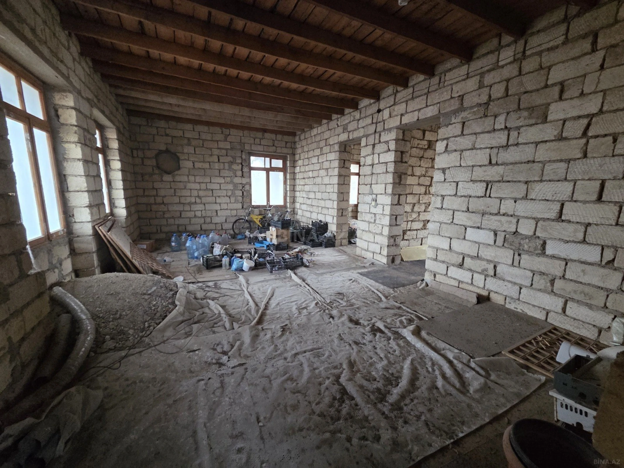 Satılır 9 otaqlı həyət evi 350 m²