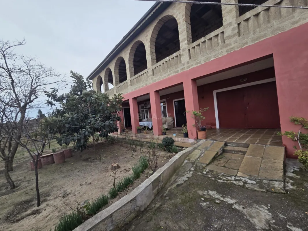 Satılır 9 otaqlı həyət evi 350 m²