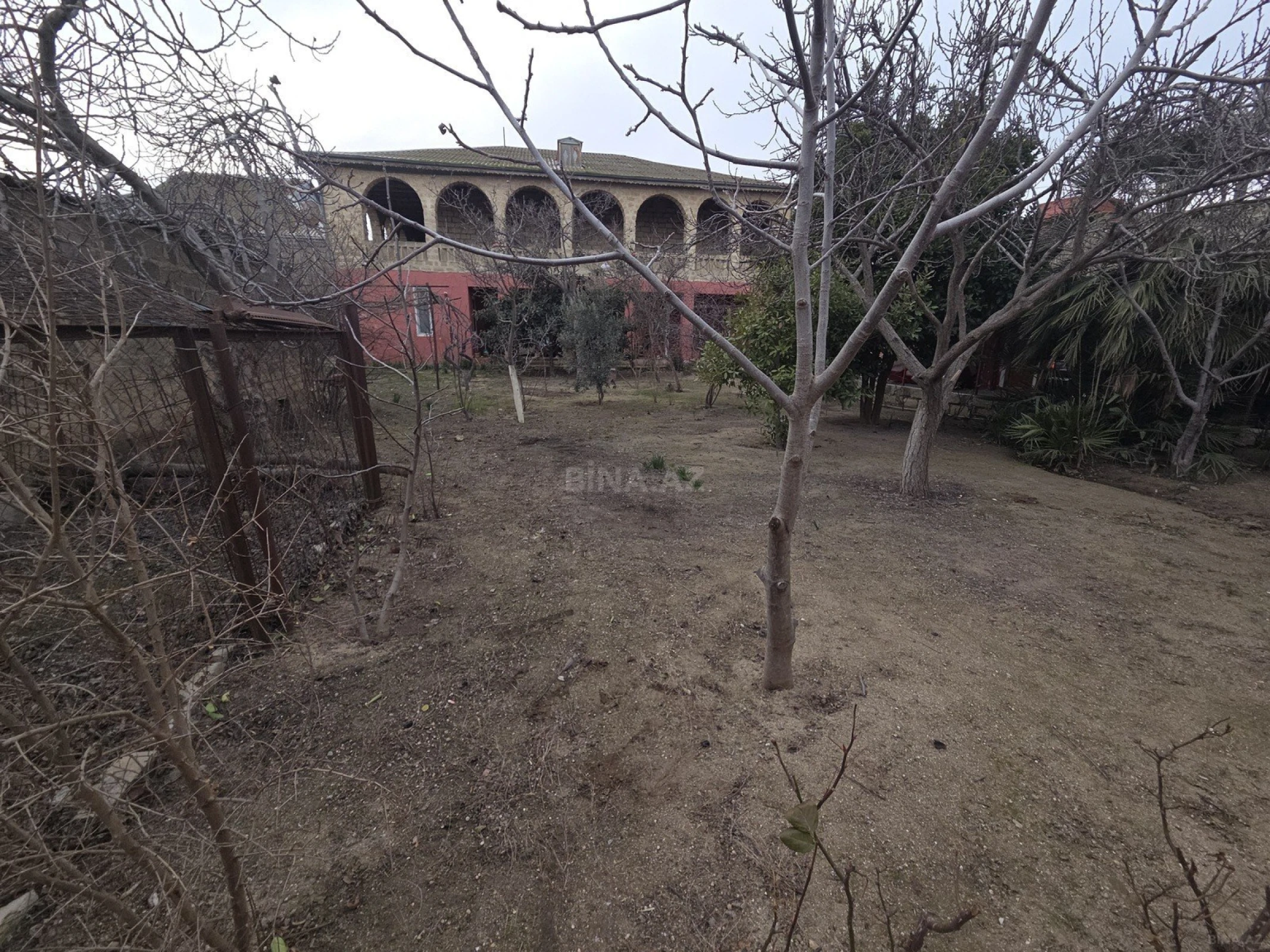 Satılır 9 otaqlı həyət evi 350 m²