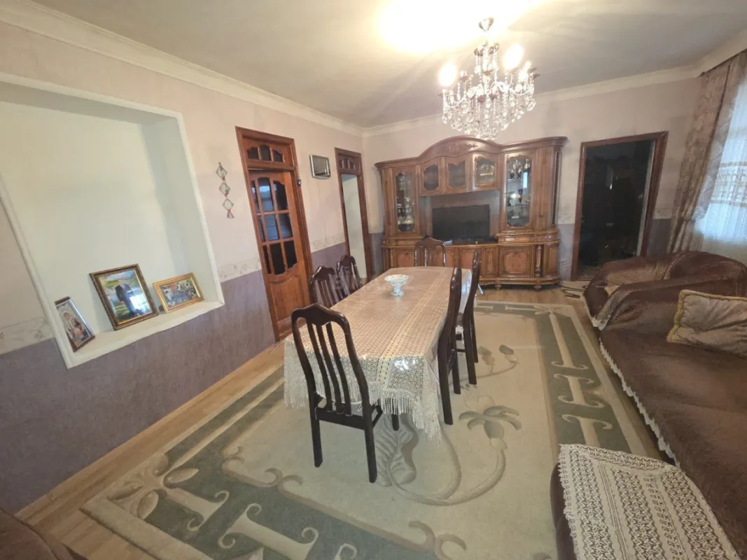 Satılır 9 otaqlı həyət evi 350 m²