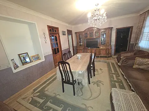 Satılır 9 otaqlı həyət evi 350 m²