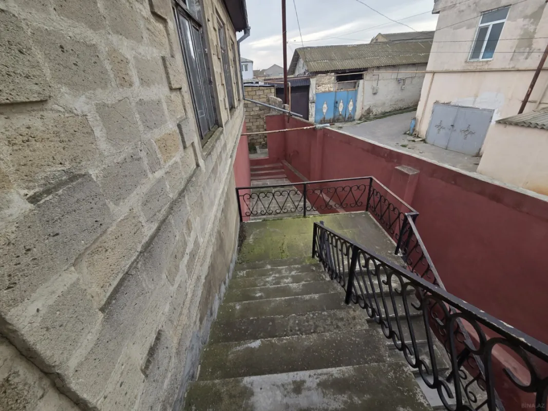 Satılır 9 otaqlı həyət evi 350 m²